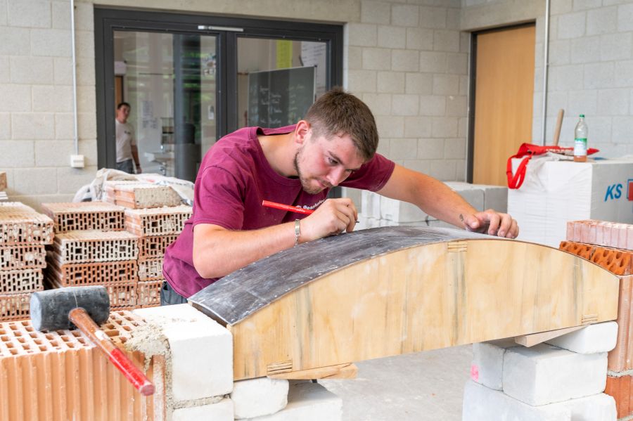 Junger Mann zeichnet ein Maß an