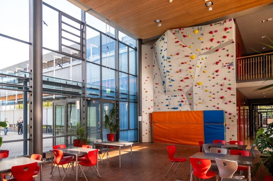 Aula mit Kletterwand