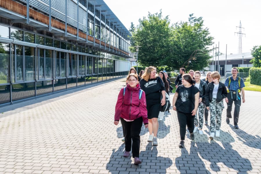 Schüler gehen in die Berufsschule
