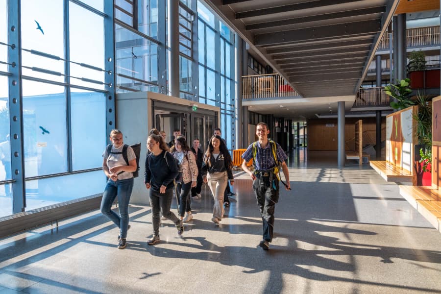 Schüler im Flur der Berufsschule