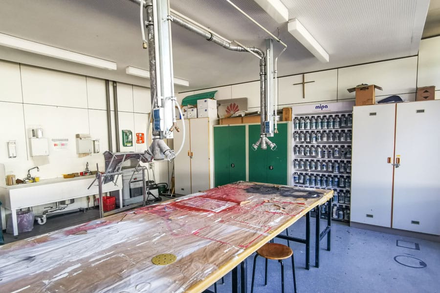 Werkstatt mit großem Tisch