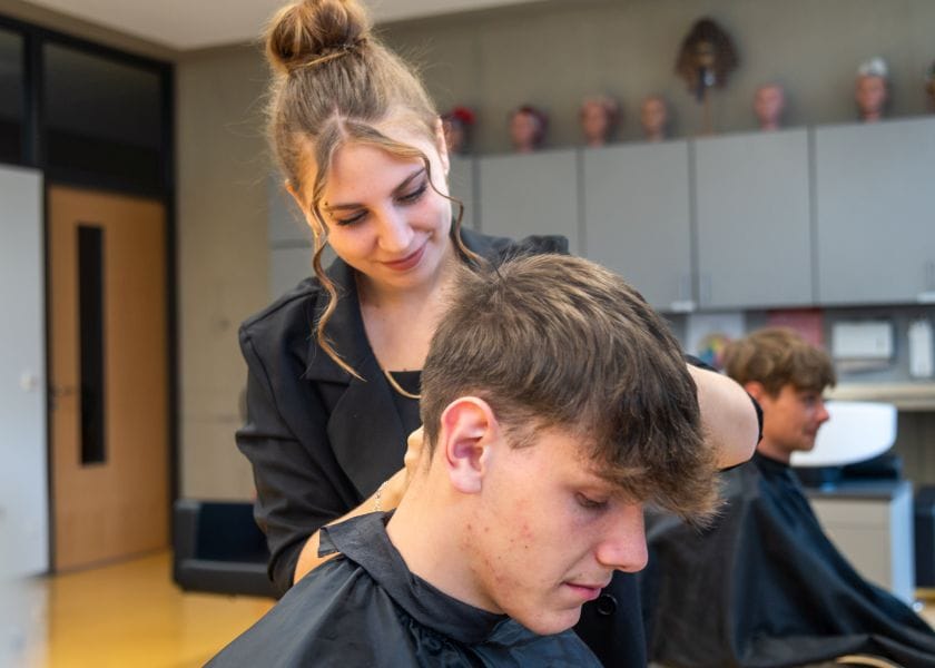 Junge Frau schneidet Haare