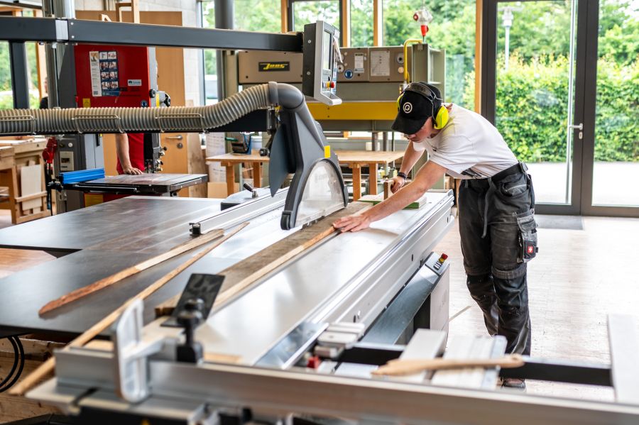 Schüler beim Holzzuschnitt