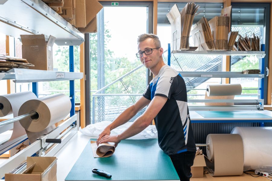 Schüler beim Verpacken