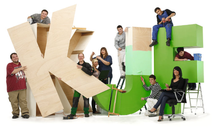 Menschen um KJF Buchstaben