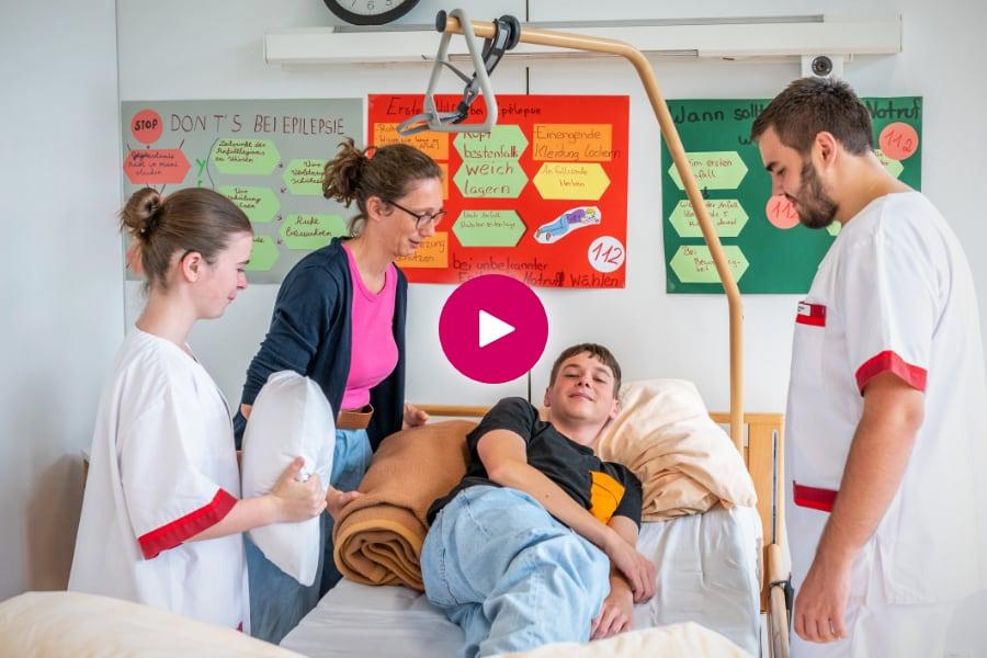 Krankenpfleger am Bett